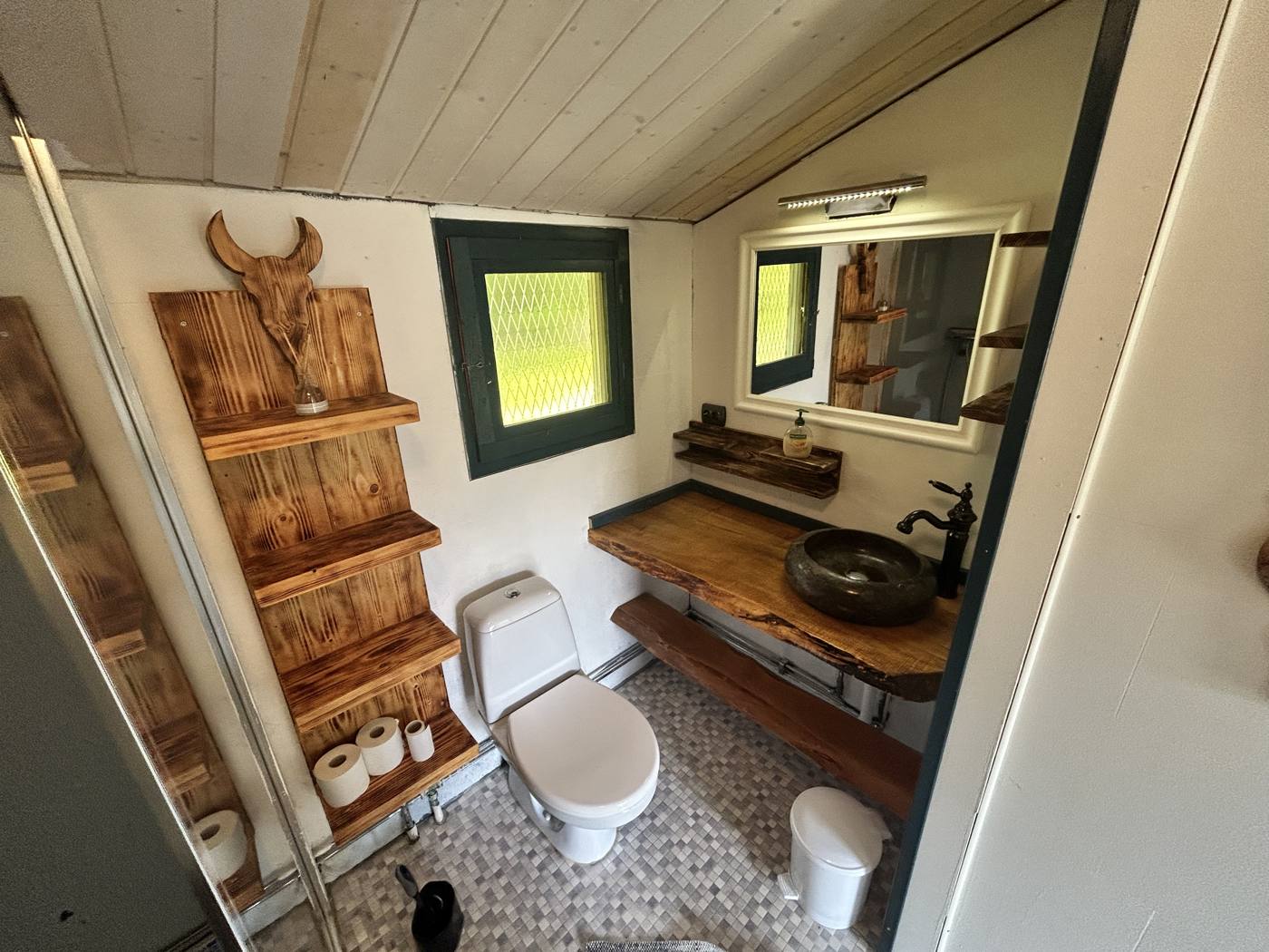 Bad mit Waschtisch aus Holz