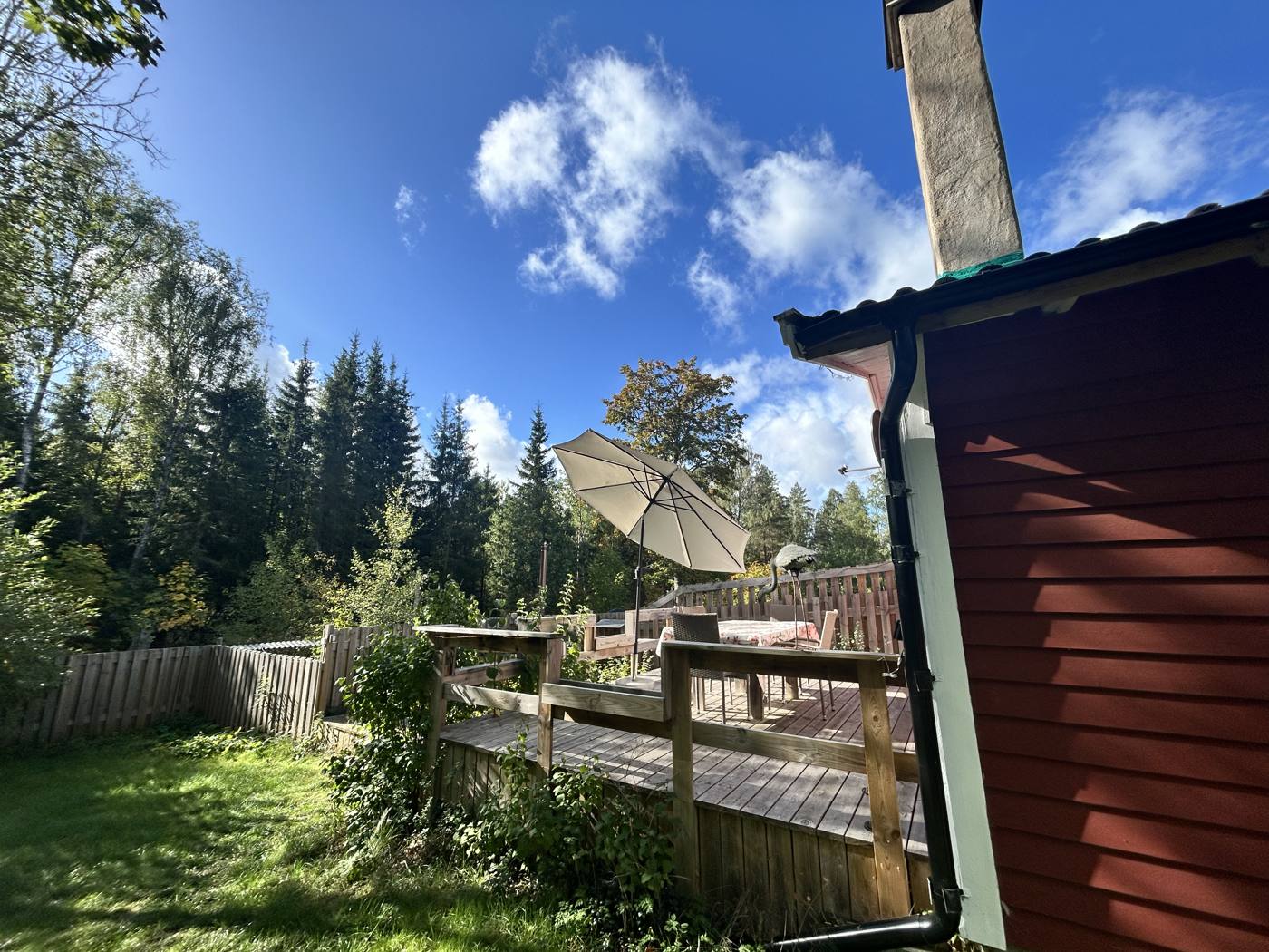 Garten mit Holzzaun