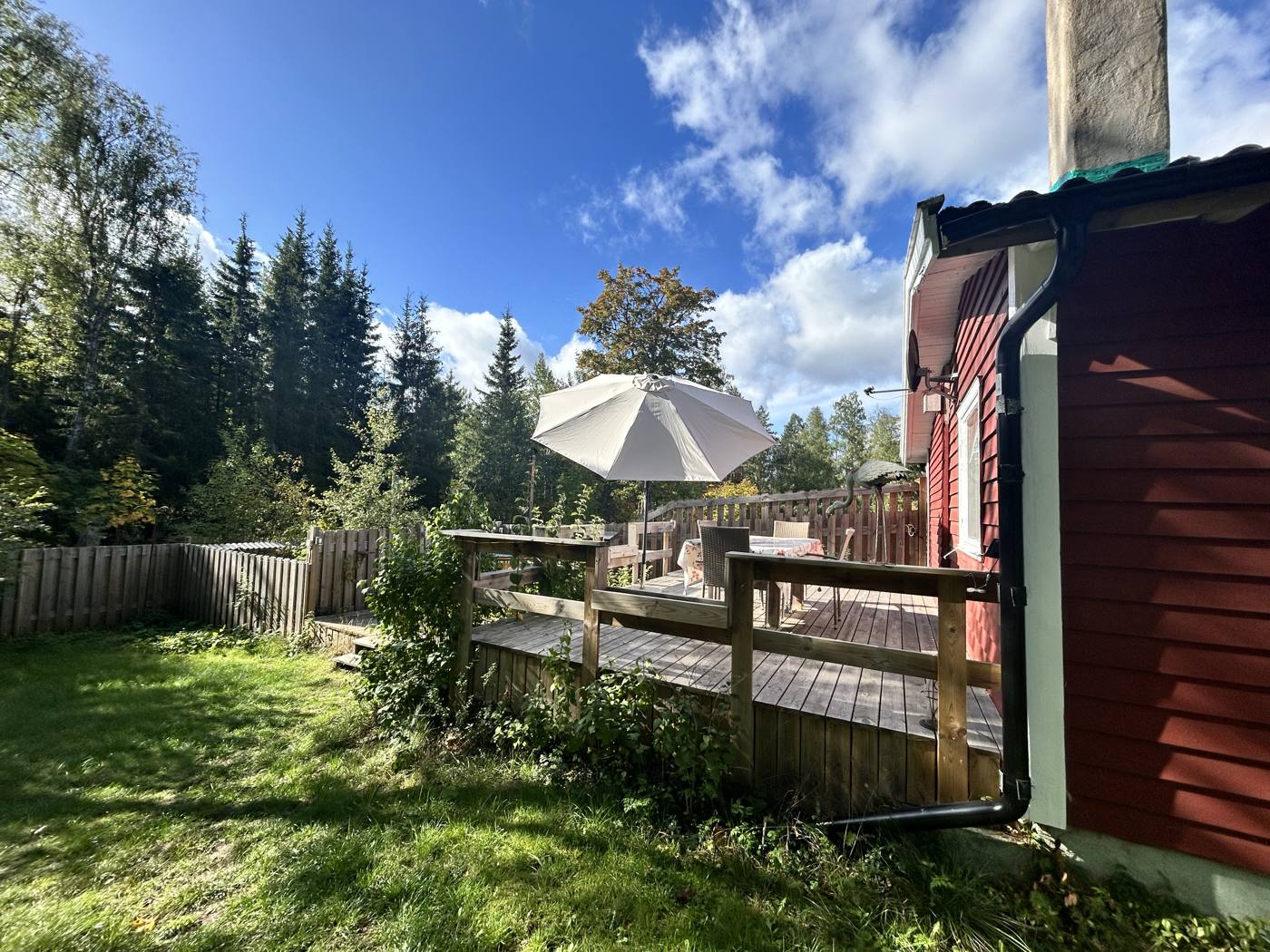 Terrasse mit Sonnenschirm
